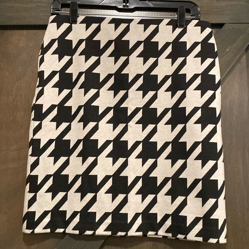 Printed knit skirt. Excellent condition. Size Medium.